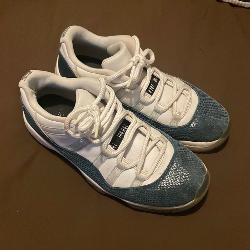Jordan 11 low blue snakeskin size 9.5